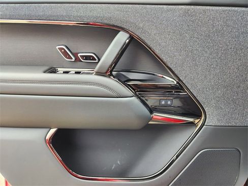 Used 2025 Land Rover Range Rover Sport image 22