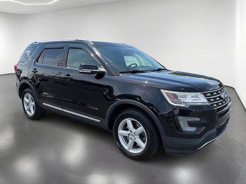 Used 2017 Ford Explorer XLT w/ Equipment Group 202A AWD/4WD image 3