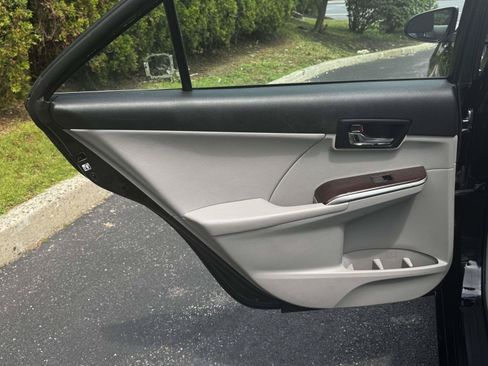 Used 2012 Toyota Camry XLE FWD image 11