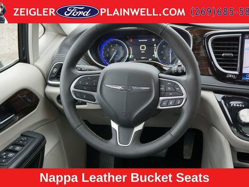 Used 2023 Chrysler Pacifica Limited FWD image 15