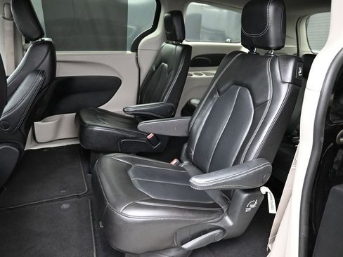Used 2023 Chrysler Pacifica Touring-L FWD image 24