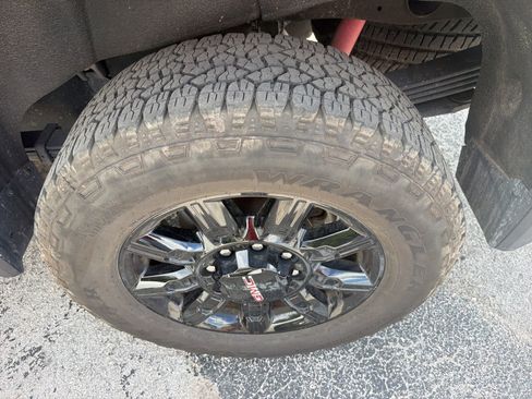 Used 2024 GMC Sierra 2500 AT4 w/ Technology Package AWD/4WD image 8