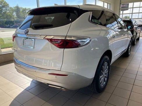 Used 2024 Buick Enclave Essence image 9
