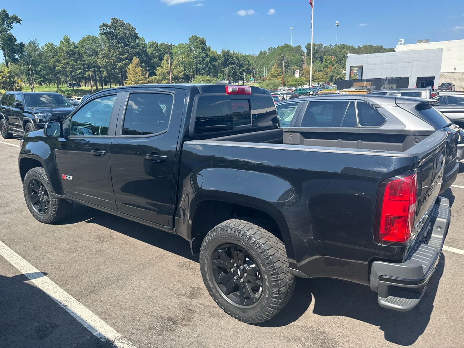 Used 2022 Chevrolet Colorado Z71 w/ Z71 Midnight Edition AWD/4WD image 3