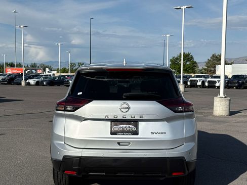 Used 2024 Nissan Rogue SV AWD/4WD image 4