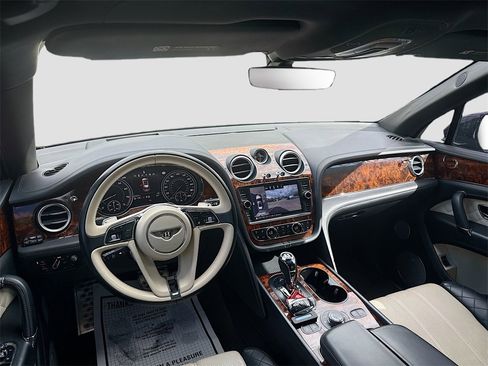 Used 2018 Bentley Bentayga image 25