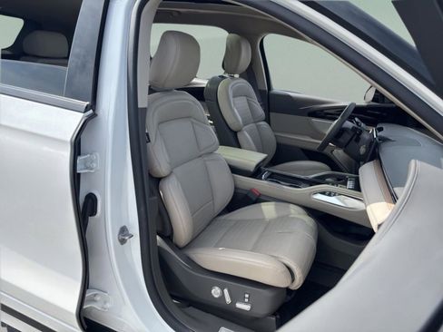 Used 2025 Lincoln Nautilus Reserve image 8