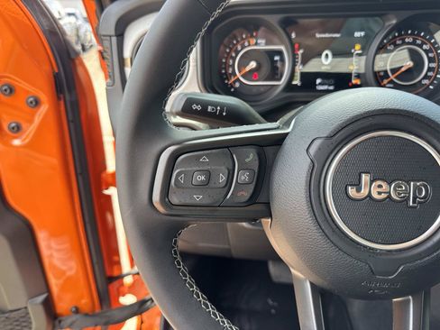 Used 2025 Jeep Gladiator Sport AWD/4WD image 22