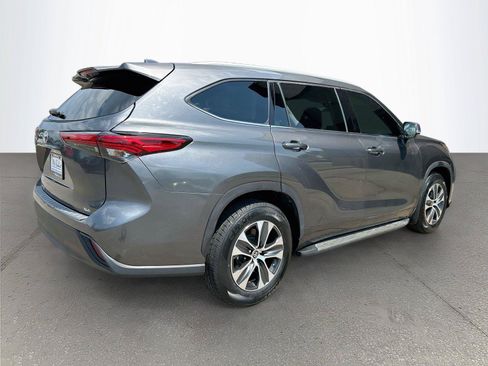 Used 2022 Toyota Highlander XLE FWD image 4