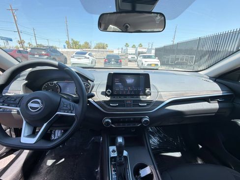 Used 2025 Nissan Altima 2.5 SV FWD image 16