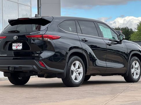 Certified 2022 Toyota Highlander LE image 4