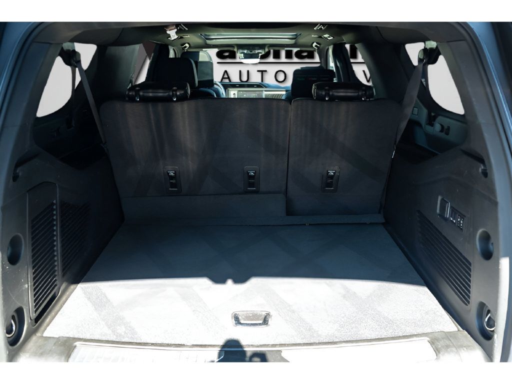 Used 2024 GMC Yukon XL Denali w/ Denali Reserve Package RWD image 9