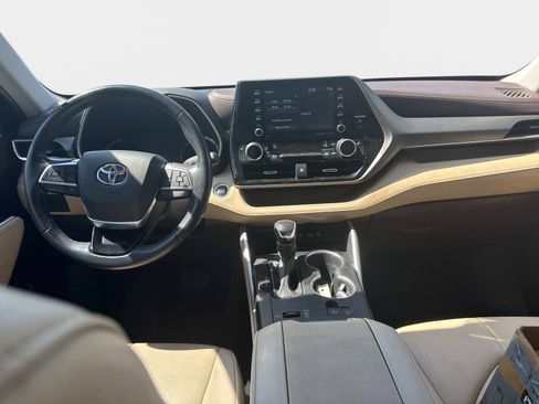 Used 2021 Toyota Highlander XLE FWD image 13