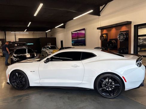 Used 2017 Chevrolet Camaro LT RWD image 5