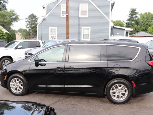 Used 2025 Chrysler Pacifica Select FWD image 2