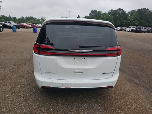 Used 2024 Chrysler Pacifica Limited FWD image 5