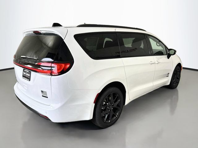 New 2027 Chrysler Pacifica Select AWD/4WD image 7