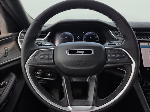 New 2025 Jeep Grand Cherokee Limited w/ Luxury Tech Group II image 25