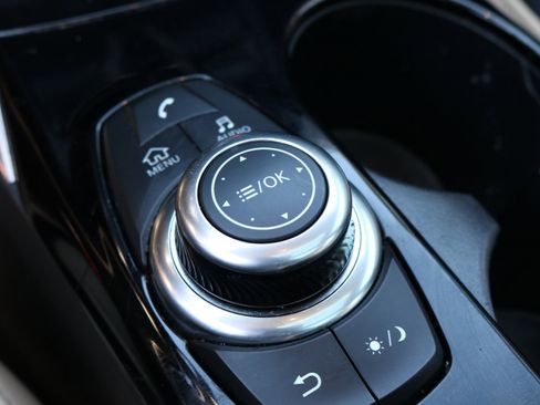 Used 2019 INFINITI QX30 image 17