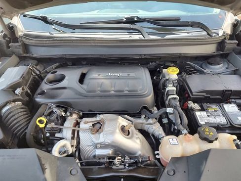 Used 2021 Jeep Cherokee Latitude Lux w/ Comfort/Convenience Group FWD image 32