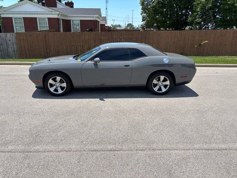 Used 2017 Dodge Challenger SXT RWD image 2