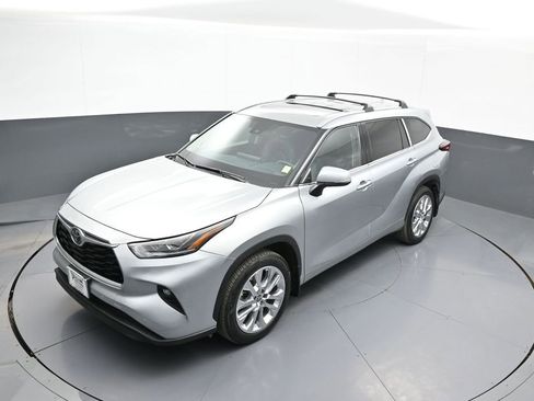 Certified 2024 Toyota Highlander Limited AWD/4WD image 36