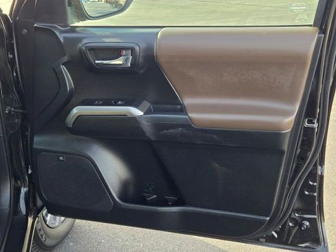 Used 2022 Toyota Tacoma Limited image 4