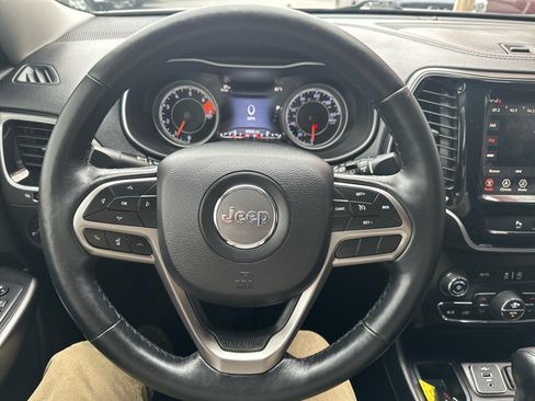 Used 2019 Jeep Cherokee Limited image 16