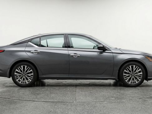 Used 2025 Nissan Altima 2.5 SV image 11