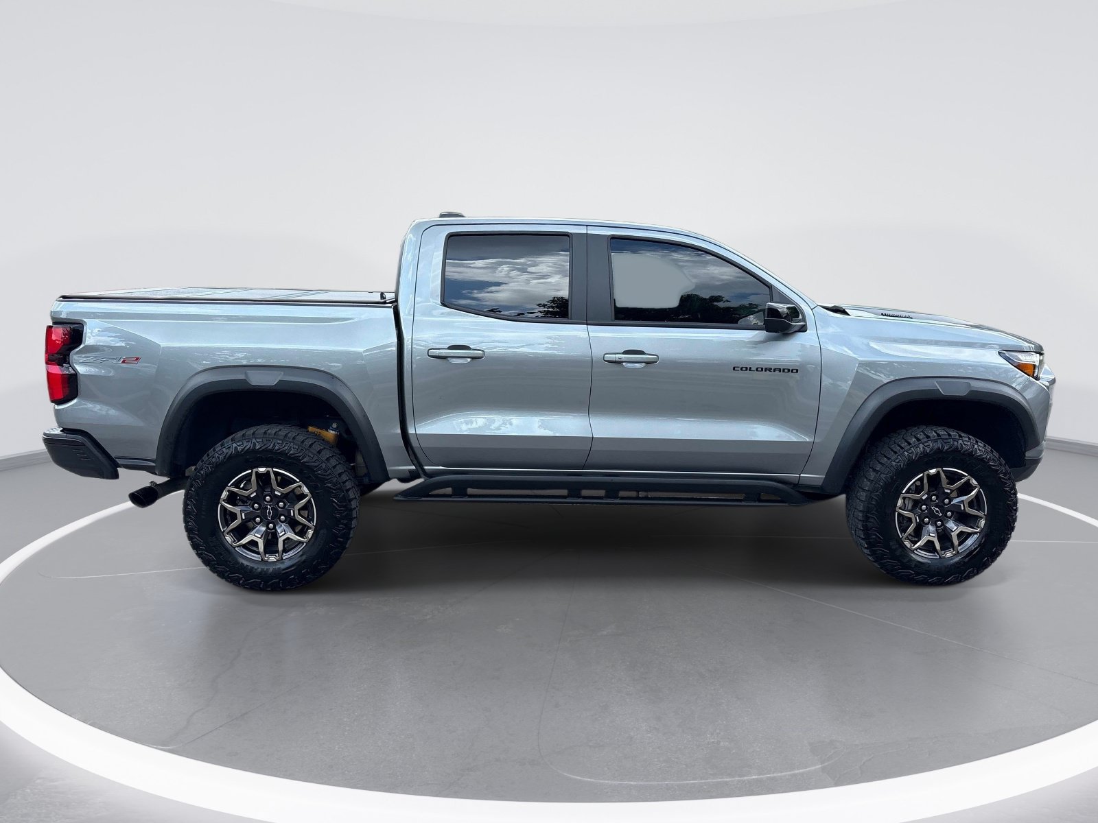 Used 2025 Chevrolet Colorado ZR2 w/ Technology Package AWD/4WD image 9