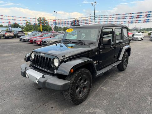 Used 2015 Jeep Wrangler Unlimited Sahara w/ Dual Top Group AWD/4WD image 8