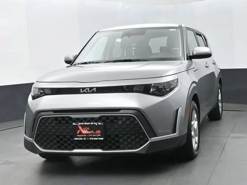 Used 2023 Kia Soul LX w/ LX Technology Package FWD image 1