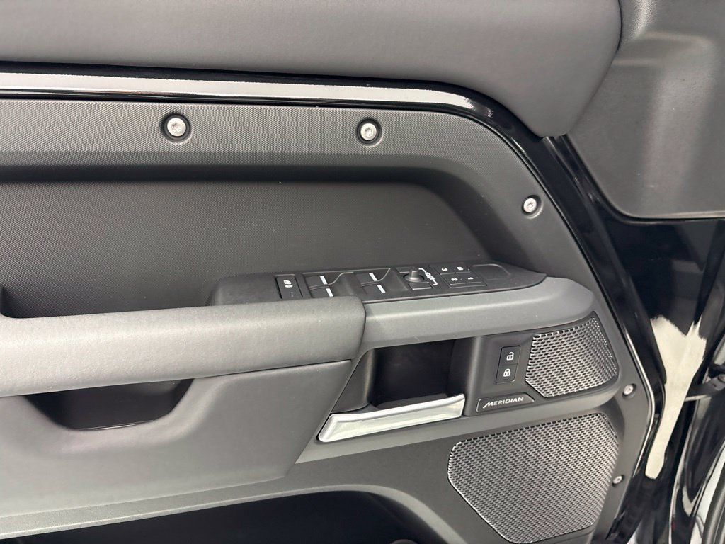Used 2024 Land Rover Defender 110 X-Dynamic SE AWD/4WD image 13