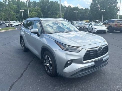 Used 2021 Toyota Highlander XLE AWD/4WD image 5
