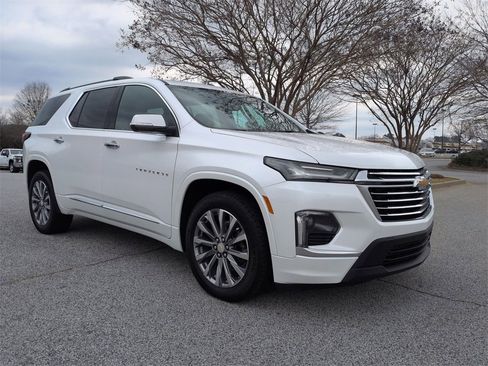 Used 2023 Chevrolet Traverse Premier image 2