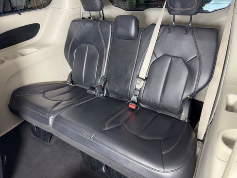 Used 2018 Chrysler Pacifica Touring-L FWD image 26