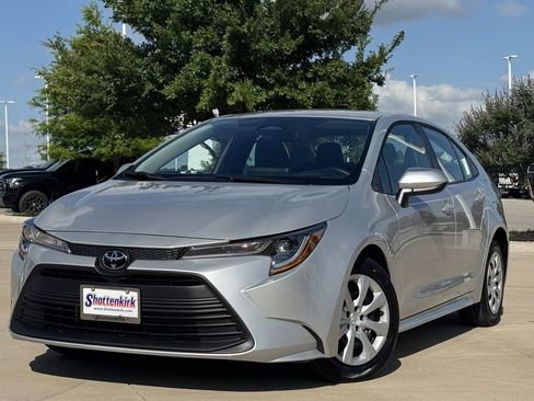 Used 2026 Toyota Corolla LE FWD image 2