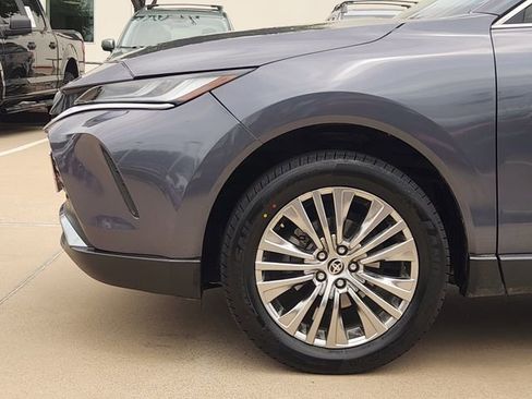 Used 2022 Toyota Venza XLE AWD/4WD image 5