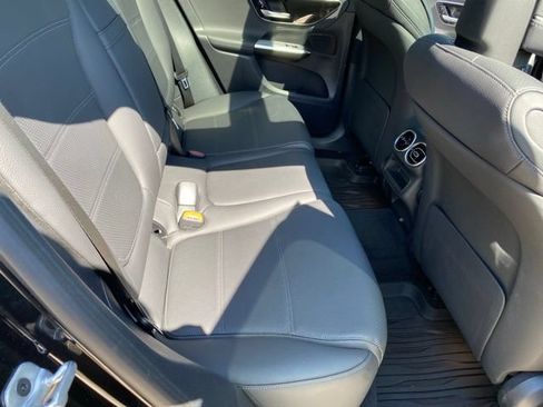 Used 2025 Mercedes-Benz GLC 300 4MATIC image 30