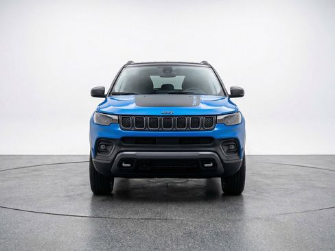 Used 2025 Jeep Compass Trailhawk image 2
