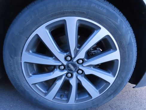 Used 2017 Lincoln Continental Premiere image 16