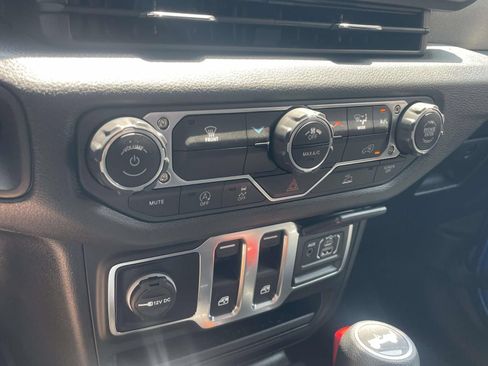 Used 2025 Jeep Wrangler Sport AWD/4WD image 23