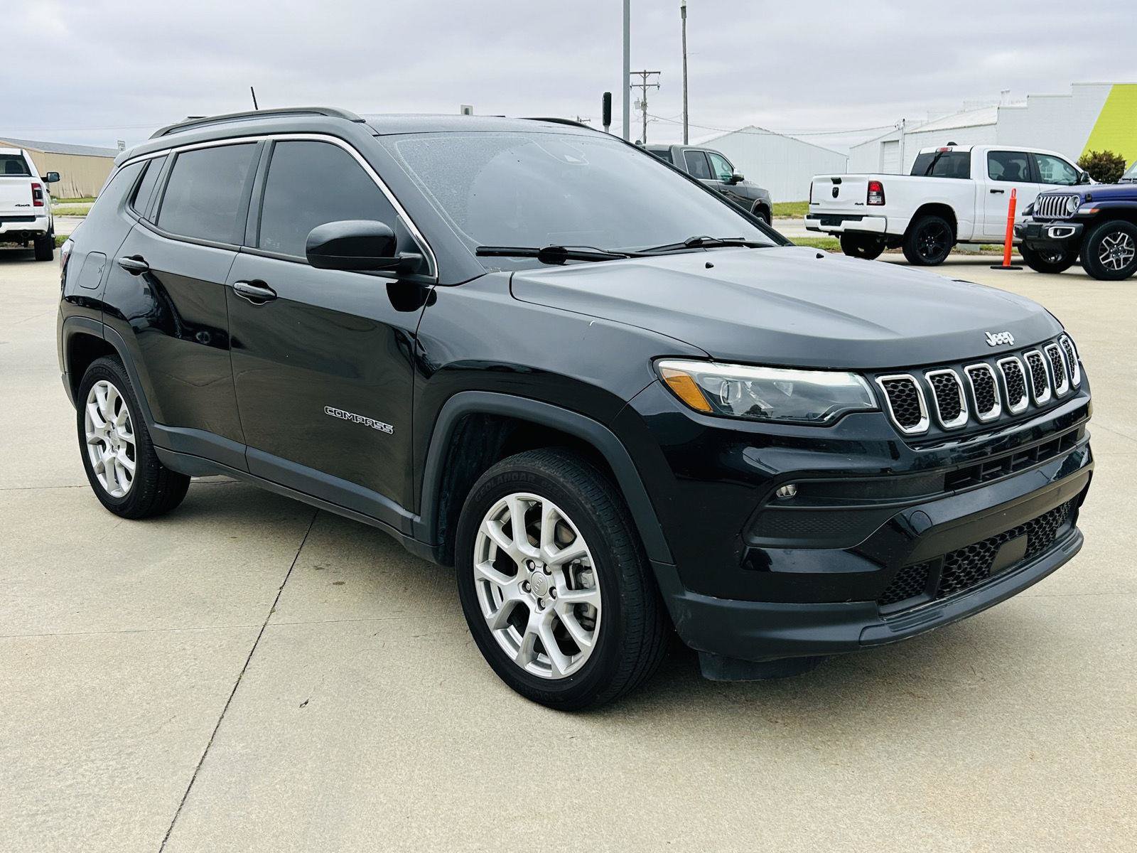 Used 2023 Jeep Compass Latitude w/ Sun and Sound Group AWD/4WD image 2