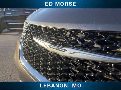 Used 2023 Chrysler Pacifica Touring-L image 30