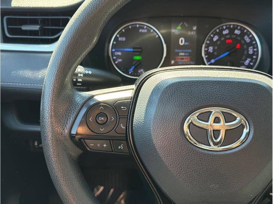 Used 2019 Toyota RAV4 LE w/ Carpet Mat Package AWD/4WD image 9