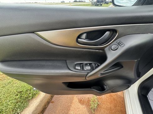 Used 2019 Nissan Rogue Sport S image 5