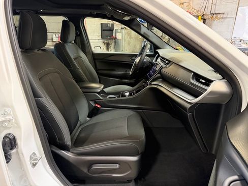 Certified 2025 Jeep Grand Cherokee Laredo X w/ Luxury Tech Group I AWD/4WD image 25