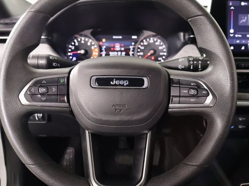Used 2025 Jeep Compass Sport image 3
