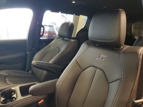 New 2026 Chrysler Pacifica Select image 6