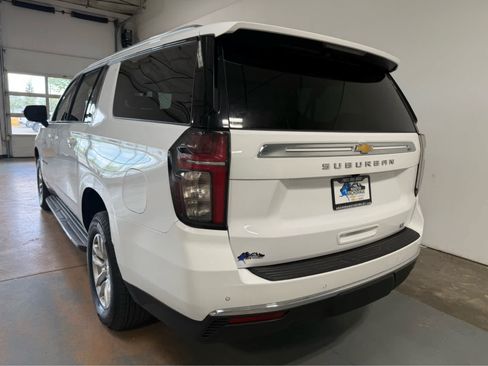 Used 2024 Chevrolet Suburban LT AWD/4WD image 3